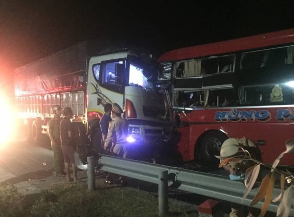 Xe khách đâm xe tải ở Nam Hải Vân, nhiều người thương vong