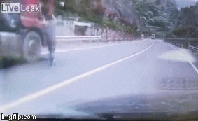 Video: Rùng mình cảnh người đàn ông chạy trên đường cứu xe tải trôi tự do