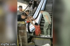 Video: Người phụ nữ bị nghiến chân do sử dụng thang máy hỏng