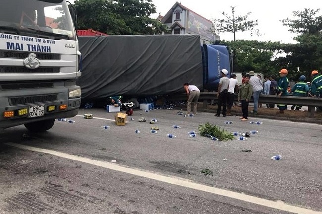 Tin tức tai nạn giao thông mới nhất hôm nay 24/7/2019: Xe tải tông vào đoàn người, 5 người tử vong