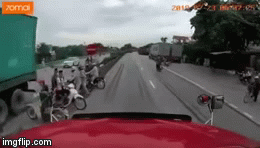 Video: Kinh hoàng khoảnh khắc xe tải lật đè vào người đi đường, 5 người chết ở Hải Dương