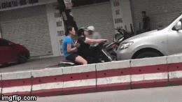 Video: Lao vào làn ngược chiều, 2 phụ nữ quyết ép tài xế đi đúng luật phải nhường đường