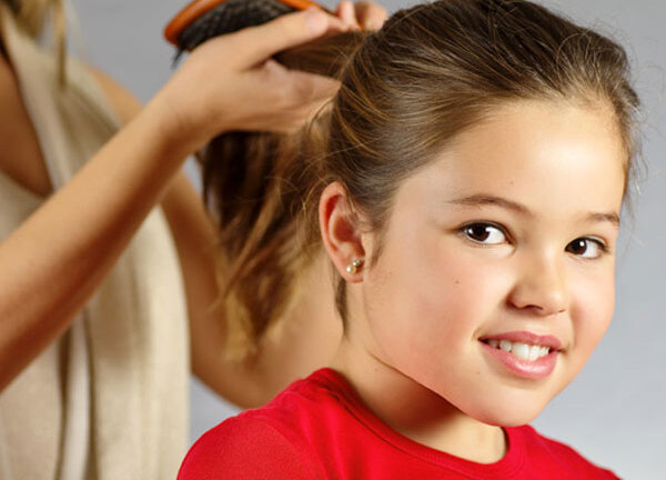 Kỳ lạ cô bé cứ chải tóc là ngất xỉu