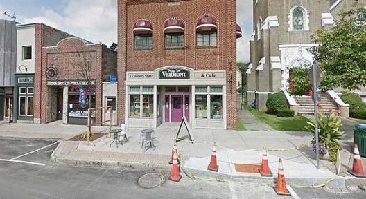 Người đàn ông khỏa thân mua cà phê trong tiệm tạp hóa, hoàn toàn hợp pháp?