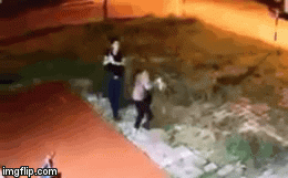 Video: Người phụ nữ tay không chống trả thanh niên