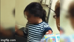 Video: Biểu cảm hài hước của cô bé sợ tiêm khiến dân mạng cười nghiêng ngả