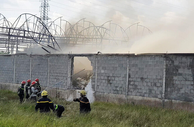 TP. HCM: Cháy xưởng nệm mút 1.000 m2, cảnh sát PCCC đập tường tiếp cận hiện trường