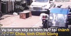 Video: Trốn trong thùng carton, bé gái 5 tuổi bị ôtô chèn qua thương tâm