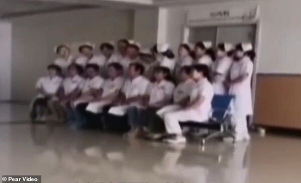 Tin tức đời sống mới nhất ngày 28/7/2019: Bỏ mặc bà cụ nguy kịch, bác sĩ rủ nhau chụp ảnh tập thể suốt 20 phút