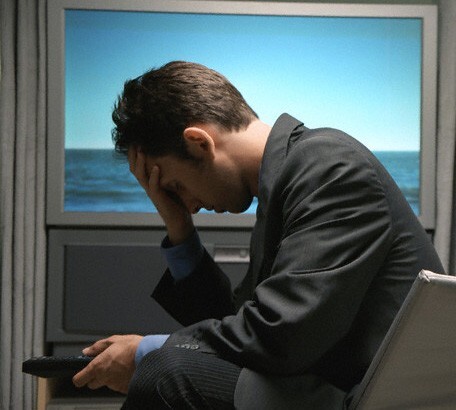 Vợ thường xuyên nhắn tin với người yêu cũ, tôi phải làm sao?