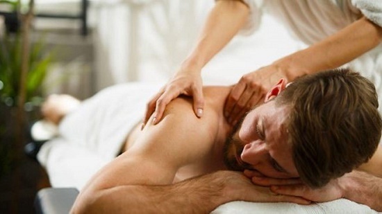 Bắt quả tang 3 nữ nhân viên đang massage kích dục cho khách hàng tại TP.HCM