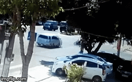 Video: Kinh hoàng khoảnh khắc người đàn ông bị ô tô đâm văng lên dải phân cách giữa ngã tư