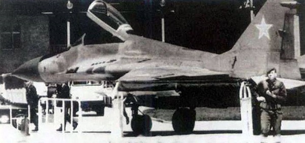 Bánh gato tẩm thuốc mê, vụ đấu súng và chiếc MiG-29 bị đánh cắp
