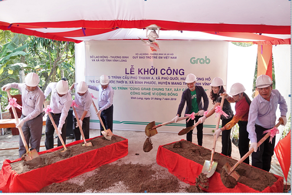 Khởi công xây dựng hai cây cầu đầu tiên của Dự án 'Cùng Grab chung tay - Xây Cầu Đến Lớp'