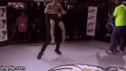 Video: Trọng tài nổi giận hạ đo ván võ sĩ vì đã phạm luật còn cãi