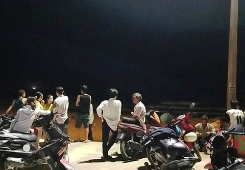 Hai học sinh bị sóng biển cuốn mất tích ở Đà Nẵng