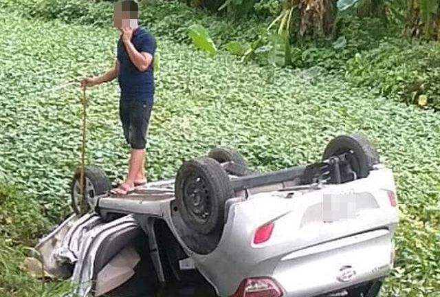 Taxi lao xuống mương nước, tài xế tử vong trong xe