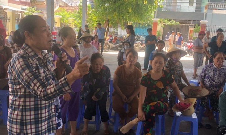 Hi hữu 500 người dân “dọa” kiện Chủ tịch phường vì... hàng rởm