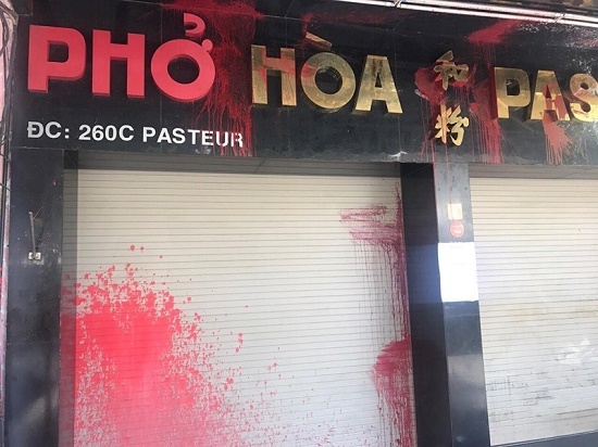 Công an bảo vệ Phở Hòa Pasteur sau khi bị tạt sơn và mắm tôm