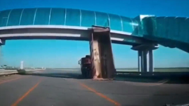 Tài xế liều lĩnh không hạ thùng xe ben, tông thẳng xe vào cầu đi bộ trên cao