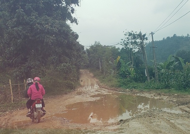 Hà Giang: Kì lạ con đường biến thành ”ao”, người dân đi lại ”bì bõm”