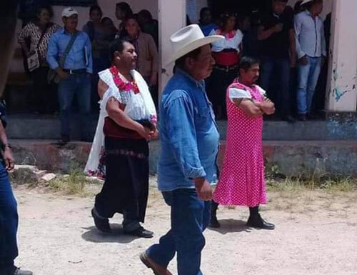 Mexico: Thất hứa với dân, quan chức phải mặc váy đi diễu phố