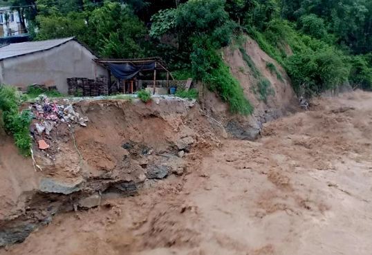 Hãi hùng cảnh người đàn ông cố lùa heo sổng chuồng bị lũ cuốn trôi