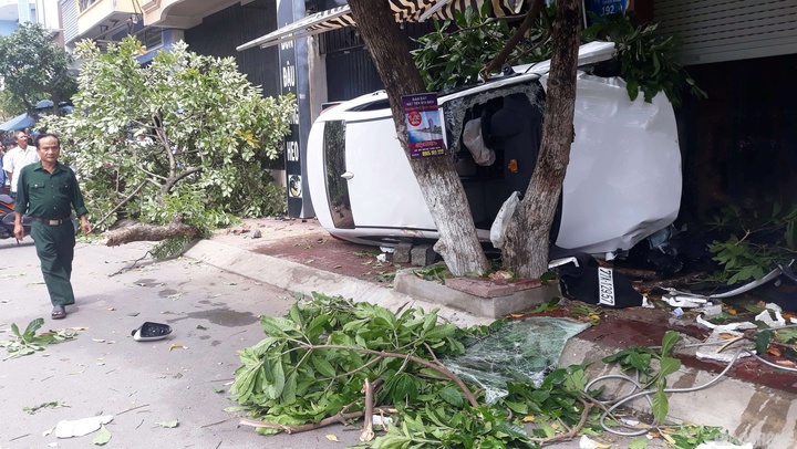 Quy Nhơn: Lạc tay lái, ô tô lao lên vỉa hè tông đổ cây, 2 người thương vong