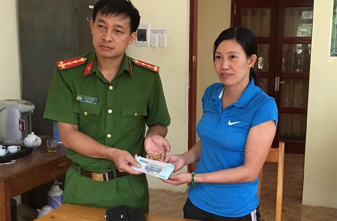 Yên Bái: Đại úy Công an trao trả hơn 26 triệu đồng và vàng cho người đánh mất