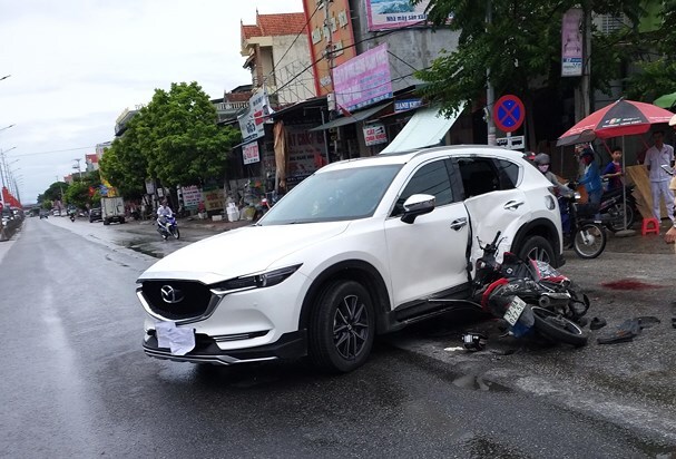 Nghệ An: Xe máy tông vào ô tô, 2 thanh niên trọng thương