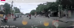 Video: Thanh niên phóng tốc độ cao đâm trực diện xe máy khác, văng xuống đường