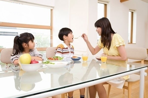 Con trai hư tại… mẹ