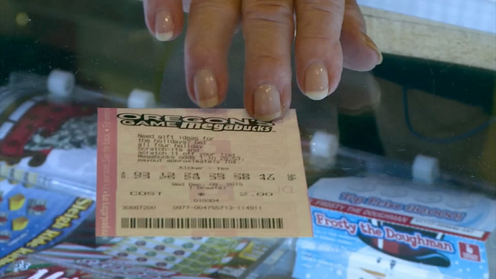 Cụ ông gần 100 tuổi suýt vứt tấm vé số độc đắc 6,5 triệu USD do nhầm lẫn