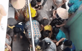 Người dân đổ xô cướp đồ cúng của cô hồn gây náo loạn