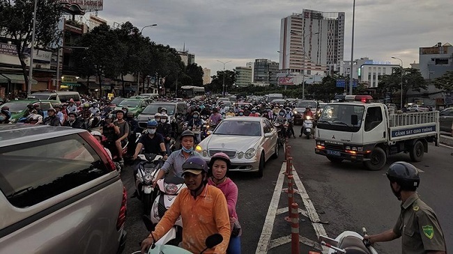 Tin tức tai nạn giao thông mới nhất hôm nay 6/8/2019: Phong tỏa cầu Hàng Xanh vì tai nạn liên hoàn