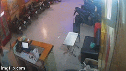 Video: Lạnh gáy cảnh giang hồ lao vào quán karaoke chém gục nam thanh niên