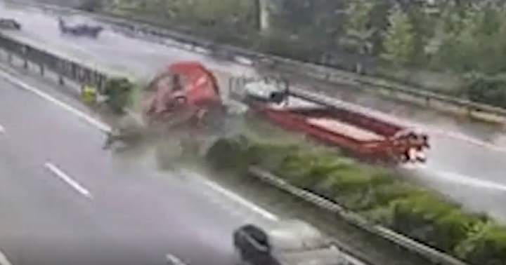 Kinh hoàng xe container mất lái đâm vào dải phân cách gãy làm đôi