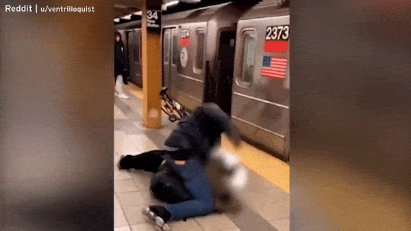 Nhổ nước bọt vào khách đi tàu, thanh niên bị đánh tơi tả