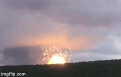 Cận cảnh vụ nổ kho đạn pháo lớn của Nga, ít nhất 8 người thương vong