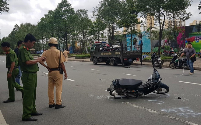 Tin tức tai nạn giao thông mới nhất hôm nay 10/8/2019: Thiếu tá CSGT bị xe vi phạm tông nhập viện