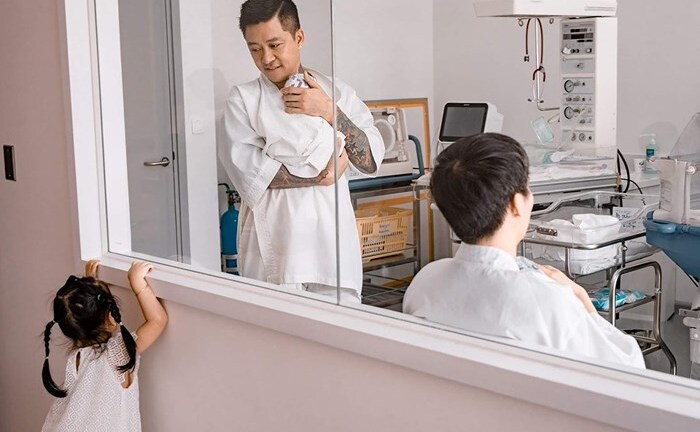Tuấn Hưng chia sẻ ảnh ôm con trai thứ 3 nhưng fan lầm tưởng Lý Hải lại 'lên chức'