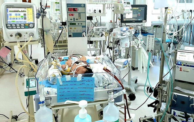 Hít phân su trong bụng mẹ, phổi bé trai sơ sinh tổn thương nặng