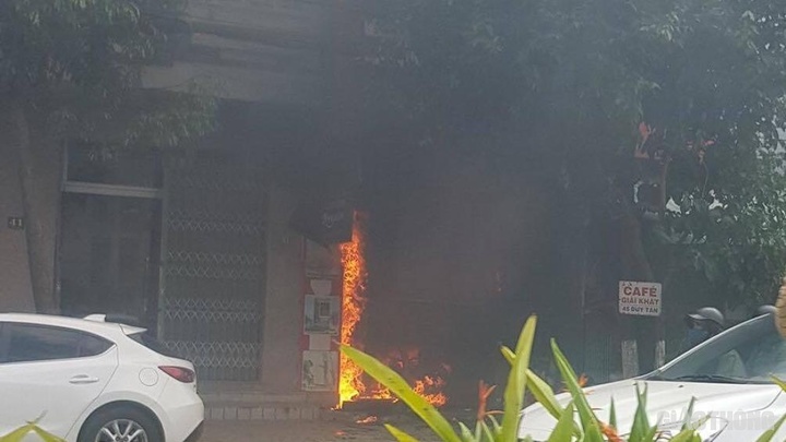 Đi chơi về, gia chủ tá hỏa phát hiện căn nhà hai tầng đang bốc cháy