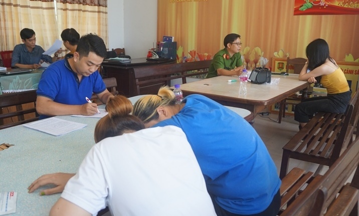 Đột kích quán karaoke lúc nửa đêm, phát hiện 58 người dương tính ma túy