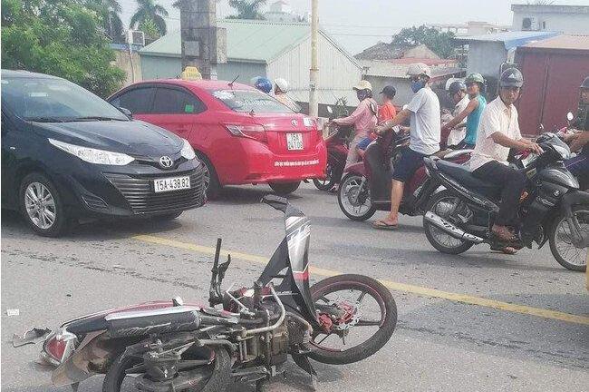 Tin tức tai nạn giao thông mới nhất hôm nay 11/8/2019: Xe buýt chạy lấn làn, tông 2 nam sinh