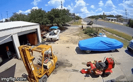 Video: Kinh hoàng cảnh xe tải mất lái, húc bay chiếc ô tô đậu bên đường