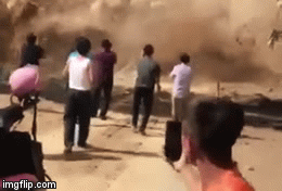 Video: Thót tim cảnh hàng chục người suýt bị đất đá chôn vùi vì đứng xem sạt lở