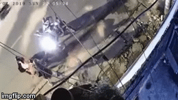 Video: Cô gái trẻ nhanh trí rút chìa khóa xe rồi tri hô khiến 2 tên cướp hoảng loạn tháo chạy