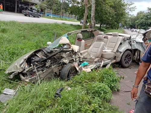 Toyota Corolla Altis đâm nát bét, tài xế may mắn thoát nạn