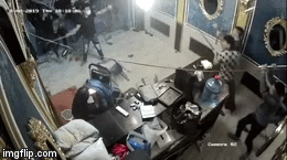 Diễn biến mới vụ giang hồ đập phá nhà hàng, người mẹ hoảng loạn lấy thân mình che chở cho con